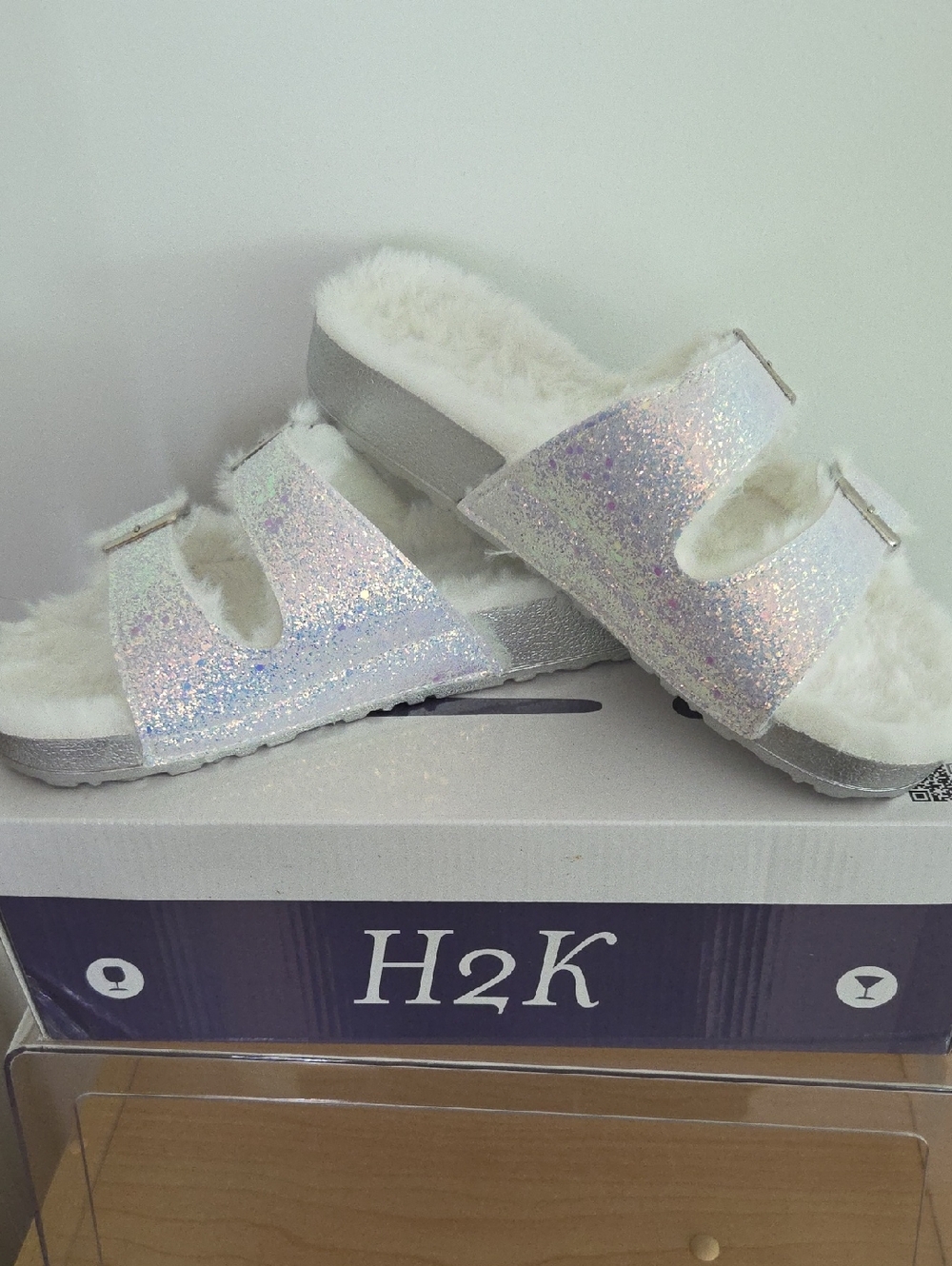 H2K Women’s White Iridescent Fuzzy Slide Sandals Size 8m